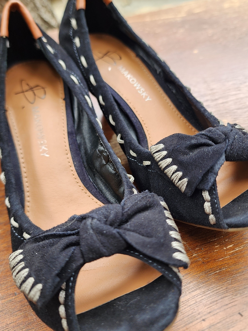 B. Makowsky Black Suede Peep Toe Heels Bow Whipstitch Leather Wedges Pumps 6.5